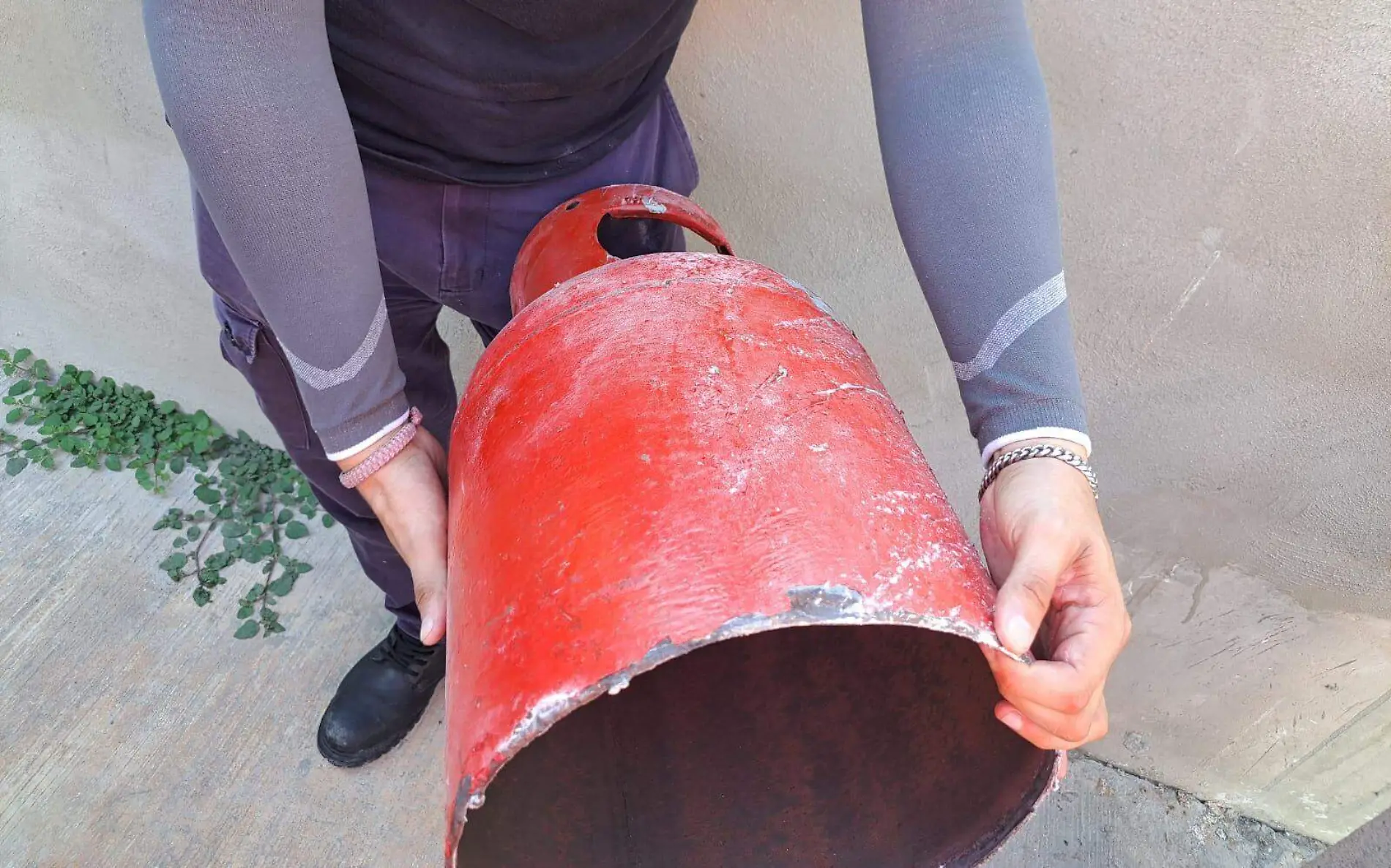 Un tanque de gas LP se desfondo y salió proyectado hacía un auto particular